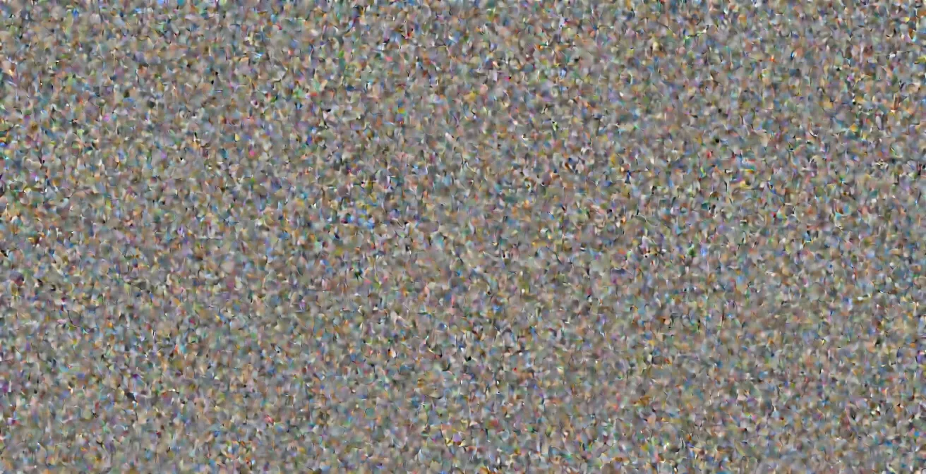 Gros plan sur les mains d'un senior manipulant avec assurance un objet du quotidien, texture de peau détaillée, lumière naturelle douce