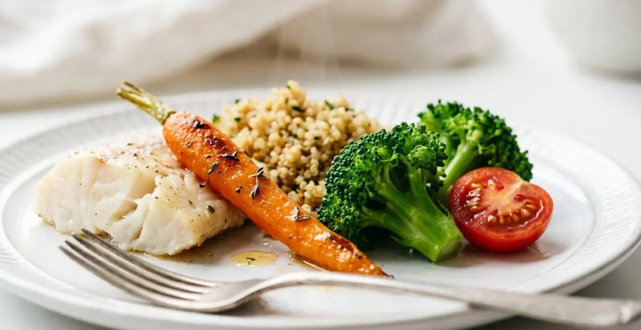 Vue macro d'une assiette équilibrée aux cinq couleurs pour senior montrant textures et fraîcheur des aliments