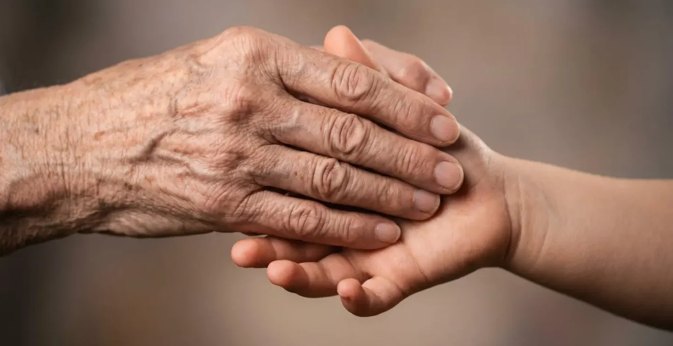 Gros plan macro sur des mains de générations différentes se rejoignant dans un geste de solidarité et de connexion