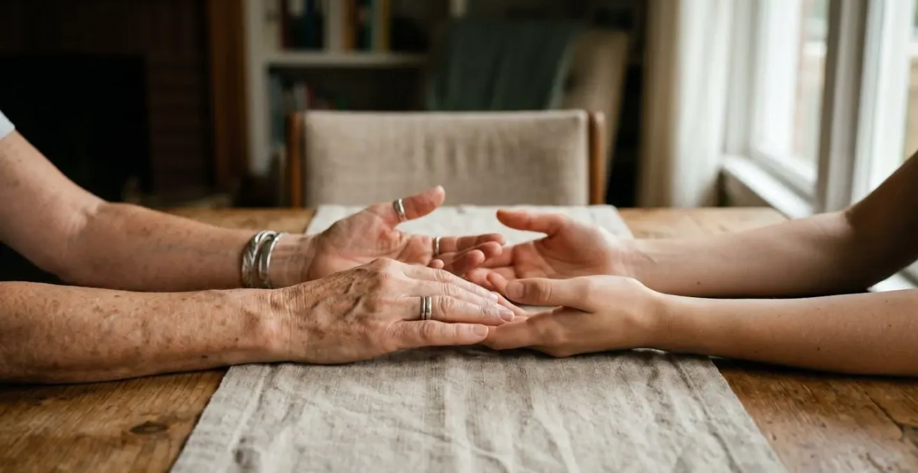 Echange intergenerationnel entre senior et famille autour d'une decision importante dans environnement domestique chaleureux