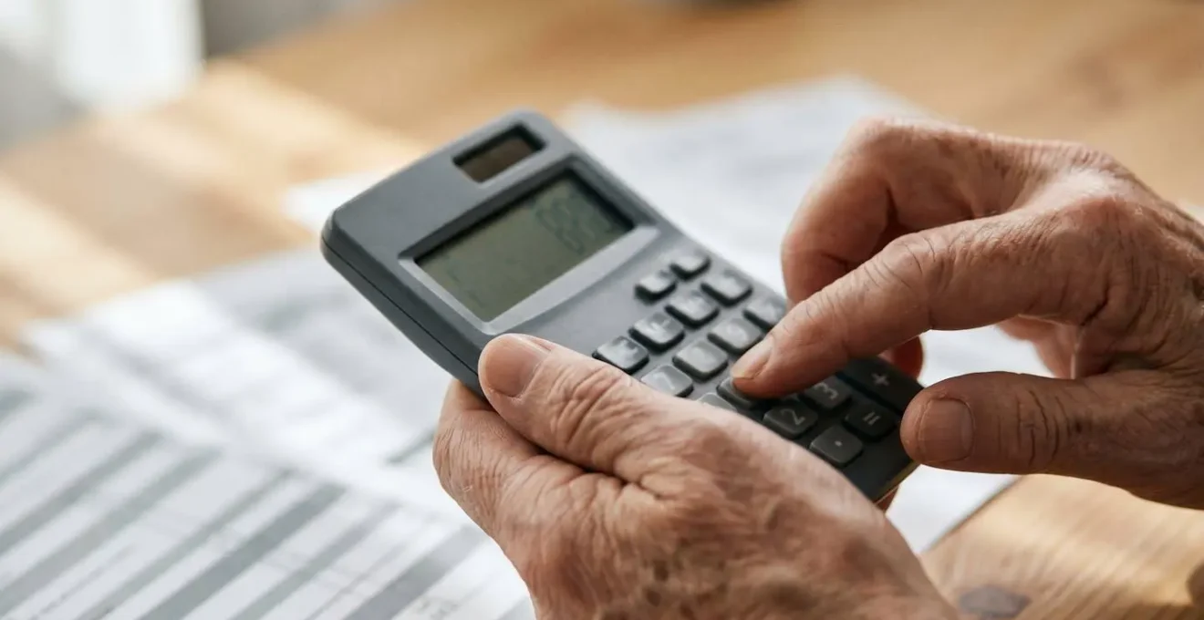 Gros plan sur des mains de senior calculant des frais médicaux