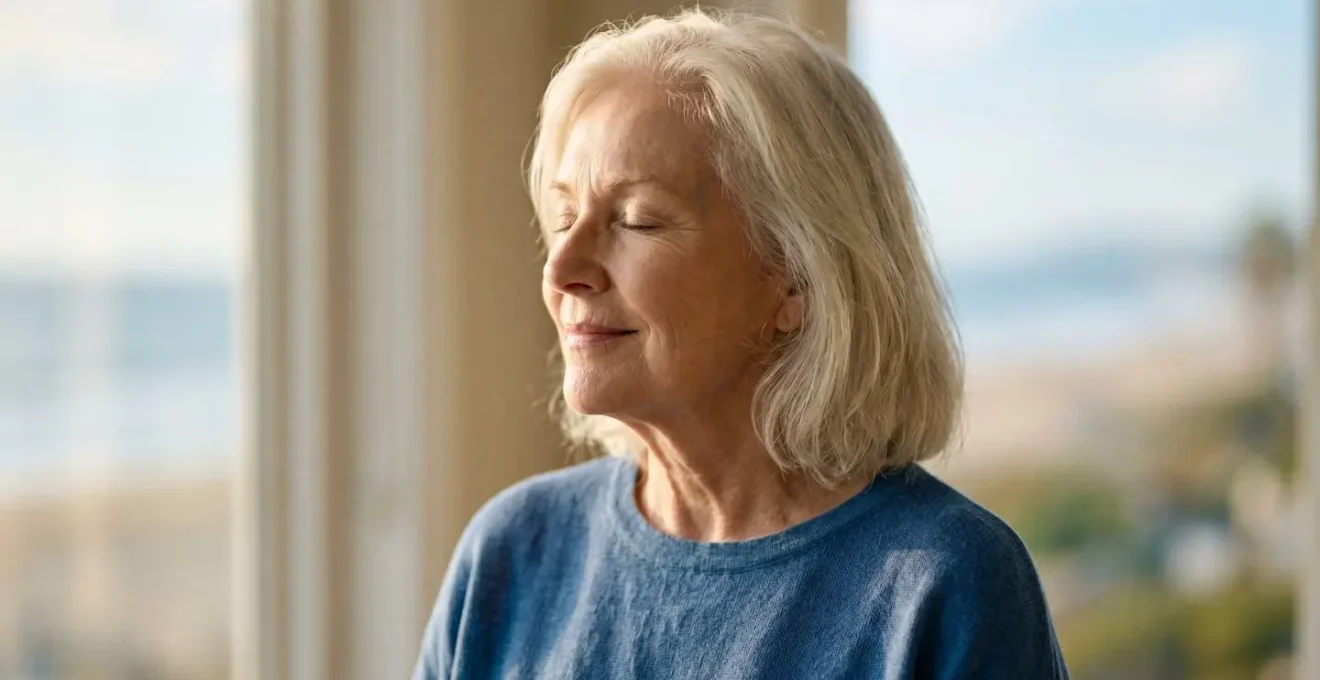 Portrait serré d'une personne senior exprimant sérénité et bien-être dans un environnement marin