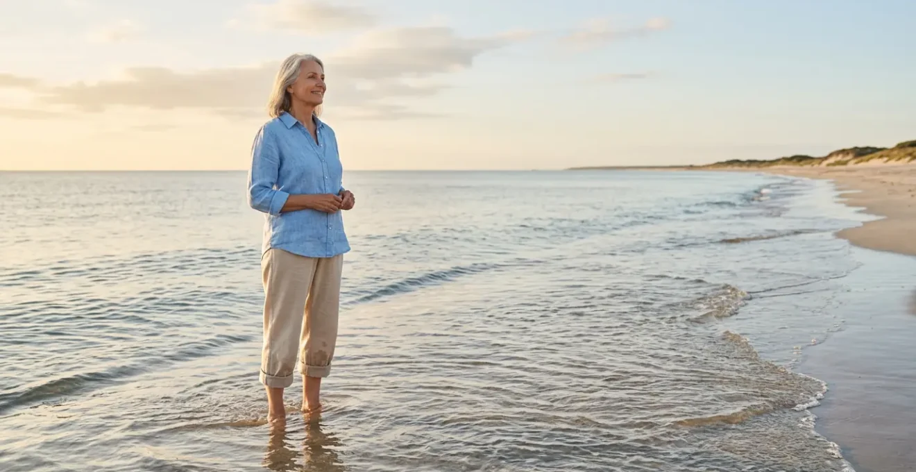 Senior marchant pieds dans l'eau au bord de la mer, atmosphère apaisante et bienfaits pour la santé