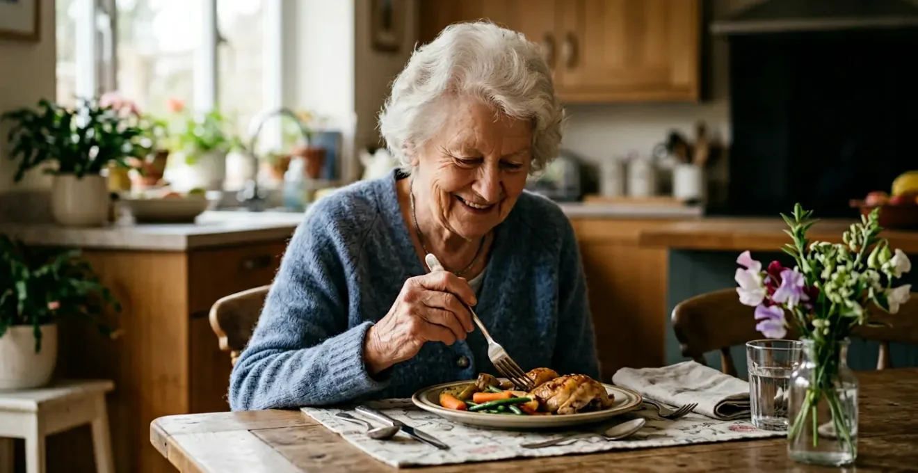 Personne âgée savourant un repas préparé avec soin à domicile dans une ambiance chaleureuse