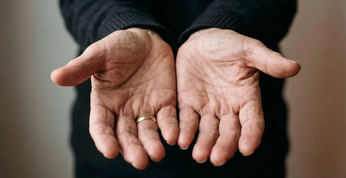 Mains d'une personne âgée tendues vers l'avant dans un geste d'ouverture et de demande